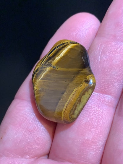 Oeil de tigre, pierre roulée - 33 x 27 x 9 mm - 10,4 gr.