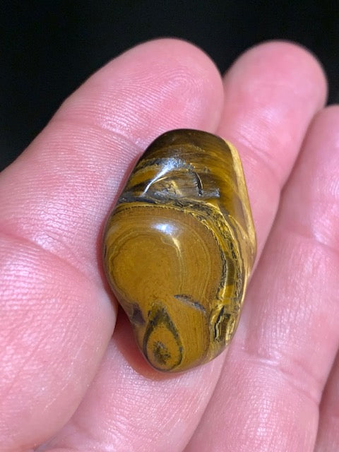 Oeil de tigre, pierre roulée - 33 x 27 x 9 mm - 10,4 gr.