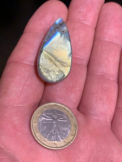 Labradorite, cabochon 1 face polie/ 1 face brute - 35 x 17 x 13 mm - 8 gr.