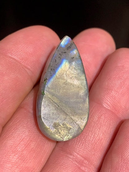 Labradorite, cabochon 1 face polie/ 1 face brute - 35 x 17 x 13 mm - 8 gr.