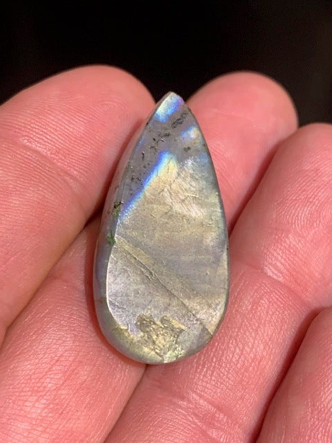 Labradorite, cabochon 1 face polie/ 1 face brute - 35 x 17 x 13 mm - 8 gr.