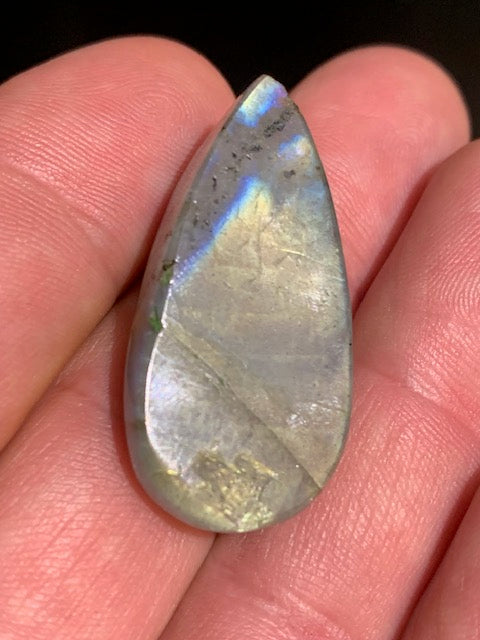 Labradorite, cabochon 1 face polie/ 1 face brute - 35 x 17 x 13 mm - 8 gr.