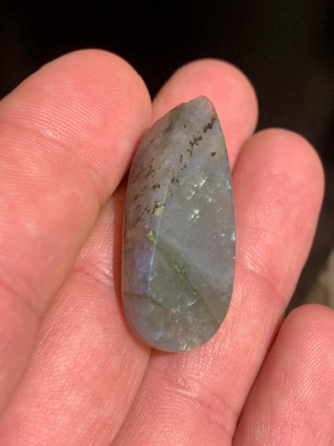Labradorite, cabochon 1 face polie/ 1 face brute - 35 x 17 x 13 mm - 8 gr.