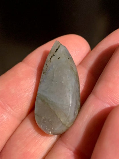 Labradorite, cabochon 1 face polie/ 1 face brute - 35 x 17 x 13 mm - 8 gr.