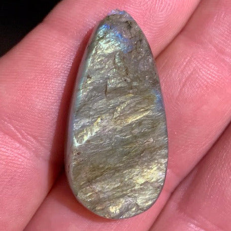 Labradorite, cabochon 1 face polie/ 1 face brute - 35 x 17 x 13 mm - 8 gr.