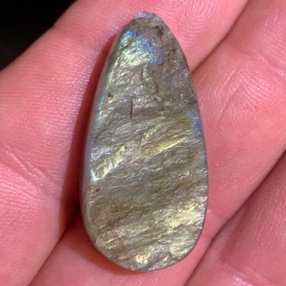 Labradorite, cabochon 1 face polie/ 1 face brute - 35 x 17 x 13 mm - 8 gr.