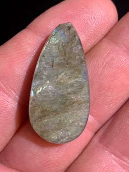 Labradorite, cabochon 1 face polie/ 1 face brute - 35 x 17 x 13 mm - 8 gr.