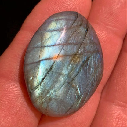 Labradorite, galet/ pierre plate - 39 x 31 x 12 mm - 18,8 gr.