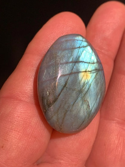 Labradorite, galet/ pierre plate - 39 x 31 x 12 mm - 18,8 gr.