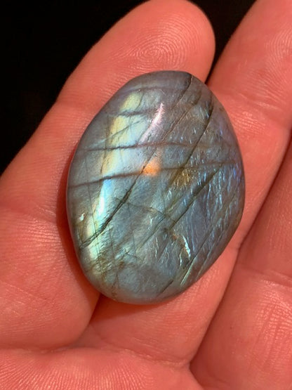 Labradorite, galet/ pierre plate - 39 x 31 x 12 mm - 18,8 gr.