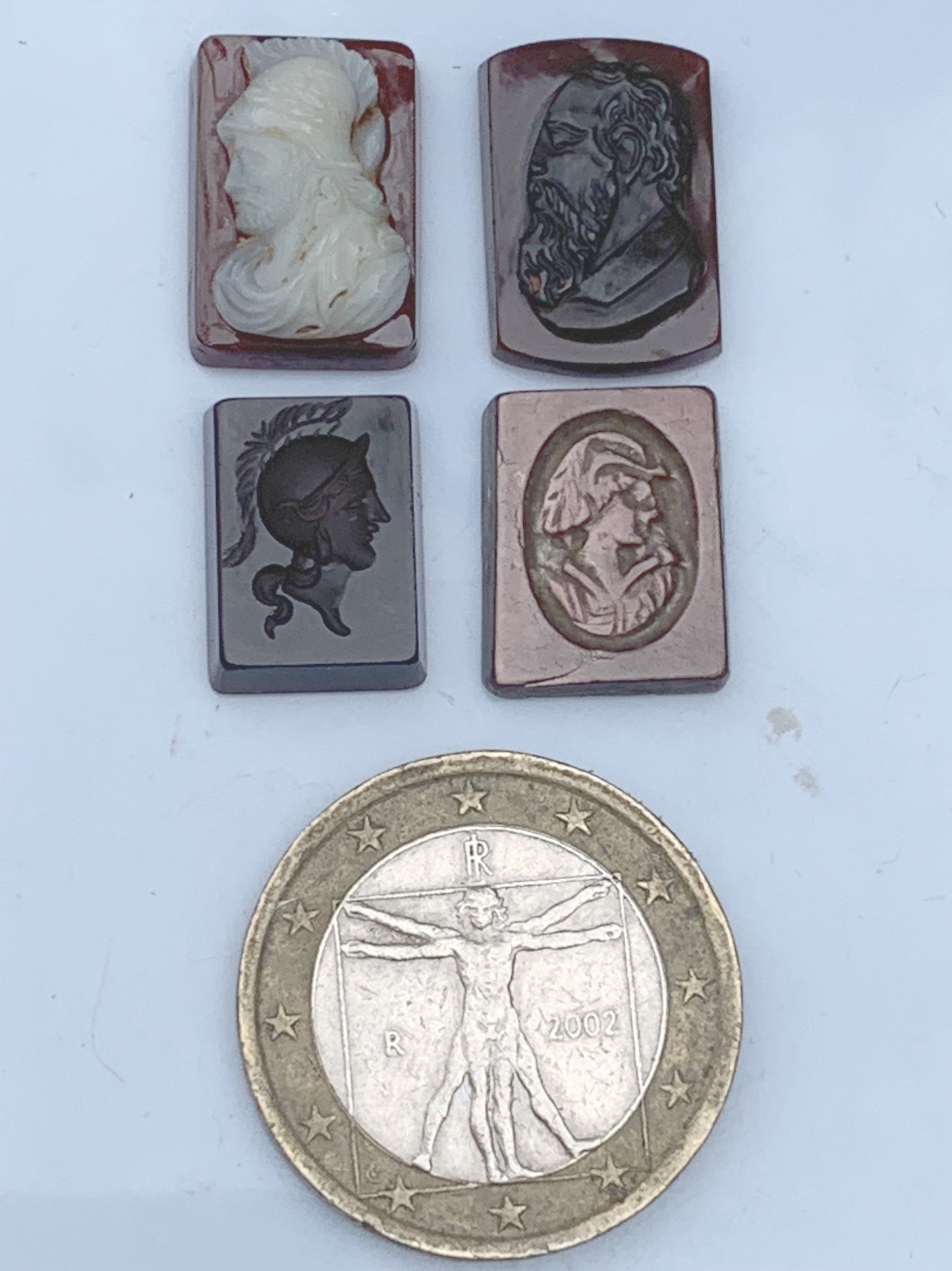 Camée/ Caméo, 5 pièces au choix en pierre d'Onyx de 14mm x 10 x0,3. Ancien et authentique, de véritables oeuvres d'art, gravure d'une précision ultime. Parfait en collection, exposition, bijouterie...