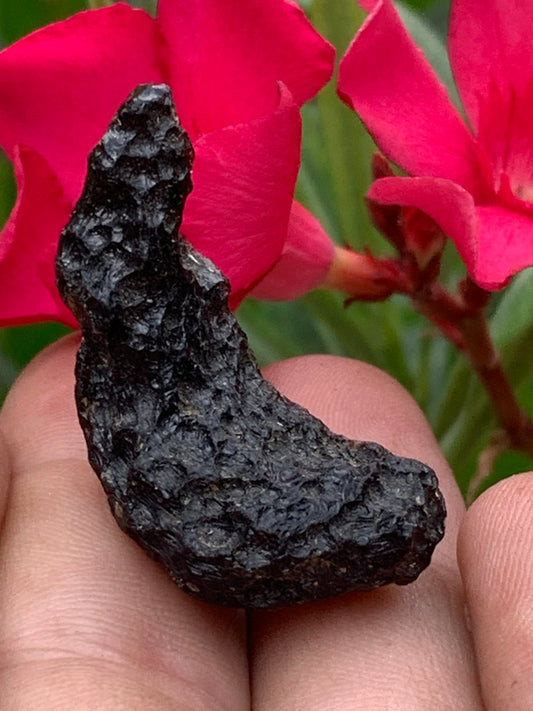 Tectite du Viet-Nam, taille de 38mm x 17 x 8 - 8,1 grammes. Fascinant, envoutant, hypnotisant !