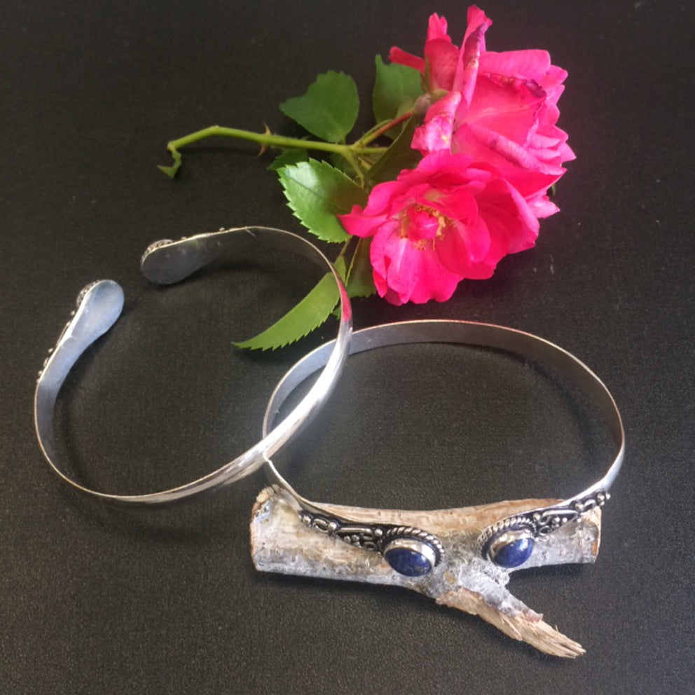 Bracelet de type 'Manchette' de 1 centimètre de largeur, fait en laiton argenté avec cabochon d'amethyste ou lapis lazuli.