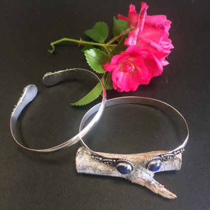 Bracelet de type 'Manchette' de 1 centimètre de largeur, fait en laiton argenté avec cabochon d'amethyste ou lapis lazuli.