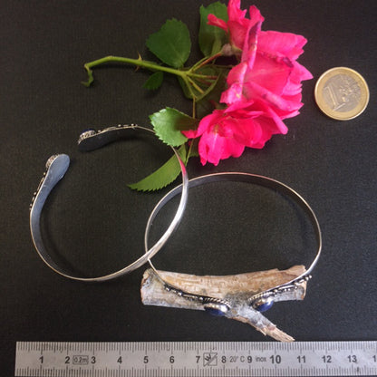 Bracelet de type 'Manchette' de 1 centimètre de largeur, fait en laiton argenté avec cabochon d'amethyste ou lapis lazuli.
