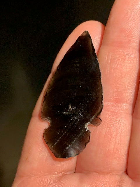 Obsidienne noire, pointe de flèche - 51 x 25 x 4,6 mm - 4,6 gr.