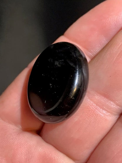 Obsidienne noire, galet/ pierre plate - 30 x 25 x 10 mm - 10,8 gr.