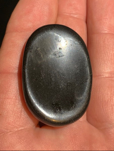 Obsidienne noire, galet de massage 1 face bombée/ 1 face incurvée  - 44 x 30 x 8 mm - 16,9 gr.
