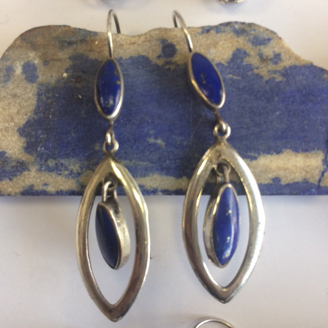 Boucles d'oreilles en Lapis lazuli, cabochons sertis en formes de 'triangle navette', qualité AA à AAA. Finition Argent !
