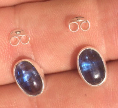 Puces/ Boucles d'oreilles en 'Cyanite bleue' du Brésil, qualité AA à AAA. Finition Argent 0.925, parfait !