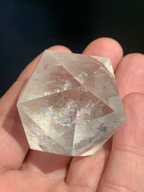 Icosaèdre en cristal de roche, un des cinq Solides de Platon - ± 50 x 40 mm/ 101,3 gr. - Qualité AA à AAA