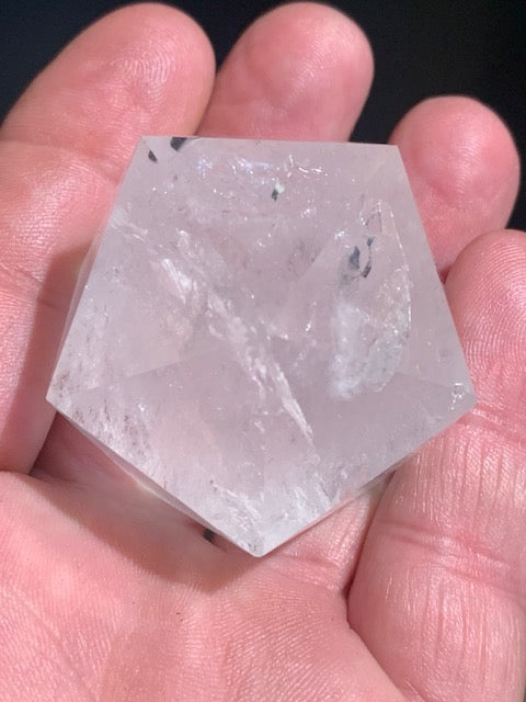 Icosaèdre en cristal de roche, un des cinq Solides de Platon - ± 50 x 41 mm/ 115,9 gr. - Qualité AA à AAA