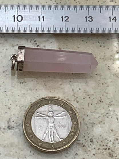 Cristal de roche/ Quartz rose ! Pendentif pointe/ laser en Argent, de 42mm de hauteur x 9 de diamètre. Vendu avec cordon réglable de couleur noire !