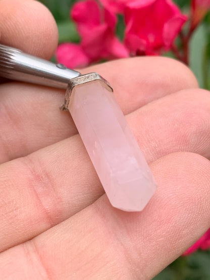 Cristal de roche/ Quartz rose ! Pendentif pointe/ laser en Argent, de 42mm de hauteur x 9 de diamètre. Vendu avec cordon réglable de couleur noire !