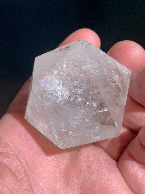 Icosaèdre en cristal de roche, un des cinq Solides de Platon - ± 55 x 45 mm/ 148,4 gr. - Qualité AA à AAA