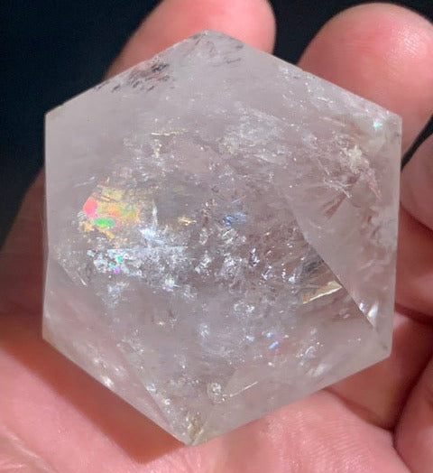 Icosaèdre en cristal de roche, un des cinq Solides de Platon - ± 55 x 45 mm/ 148,4 gr. - Qualité AA à AAA