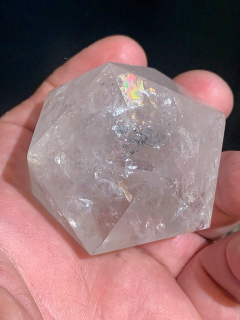 Icosaèdre en cristal de roche, un des cinq Solides de Platon - ± 55 x 45 mm/ 148,4 gr. - Qualité AA à AAA