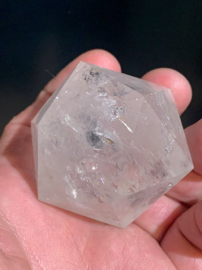 Icosaèdre en cristal de roche, un des cinq Solides de Platon - ± 55 x 45 mm/ 148,4 gr. - Qualité AA à AAA