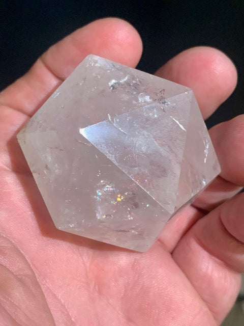 Icosaèdre en cristal de roche, un des cinq Solides de Platon - ± 55 x 45 mm/ 148,4 gr. - Qualité AA à AAA