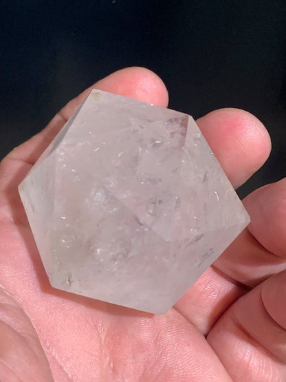 Icosaèdre en cristal de roche, un des cinq Solides de Platon - ± 55 x 45 mm/ 148,4 gr. - Qualité AA à AAA