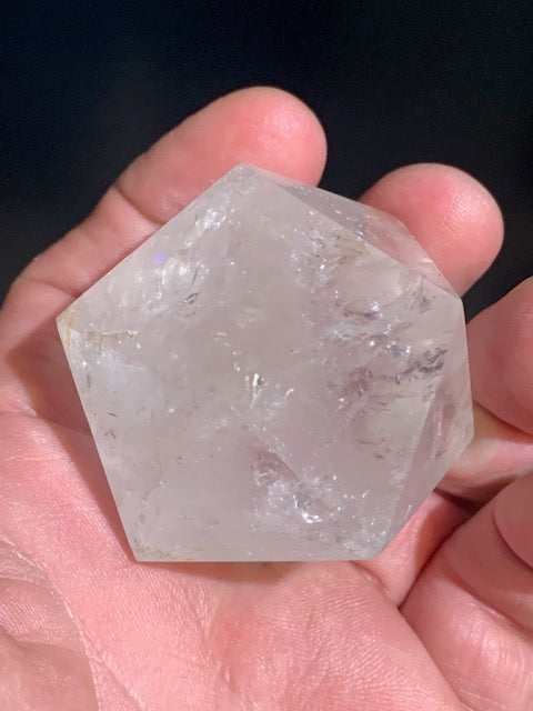 Icosaèdre en cristal de roche, un des cinq Solides de Platon - ± 55 x 45 mm/ 148,4 gr. - Qualité AA à AAA