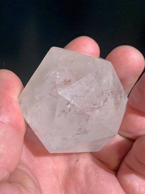 Icosaèdre en cristal de roche, un des cinq Solides de Platon - ± 55 x 45 mm/ 148,4 gr. - Qualité AA à AAA