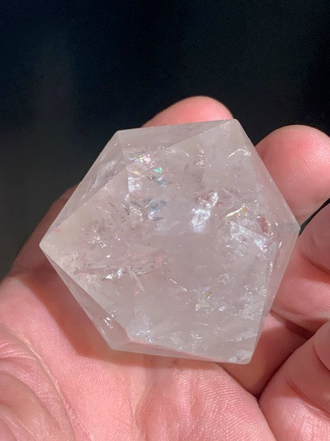 Icosaèdre en cristal de roche, un des cinq Solides de Platon - ± 55 x 45 mm/ 148,4 gr. - Qualité AA à AAA