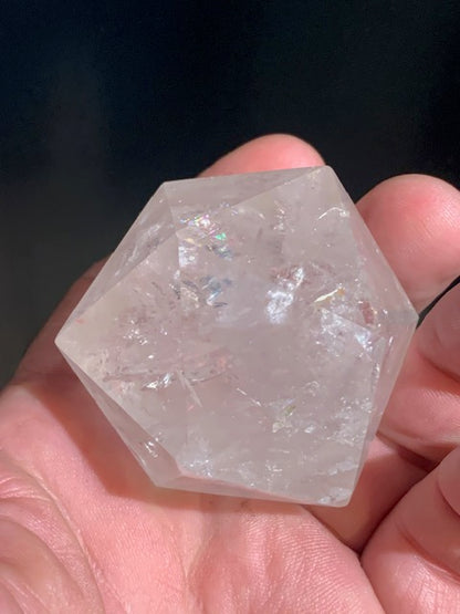 Icosaèdre en cristal de roche, un des cinq Solides de Platon - ± 55 x 45 mm/ 148,4 gr. - Qualité AA à AAA