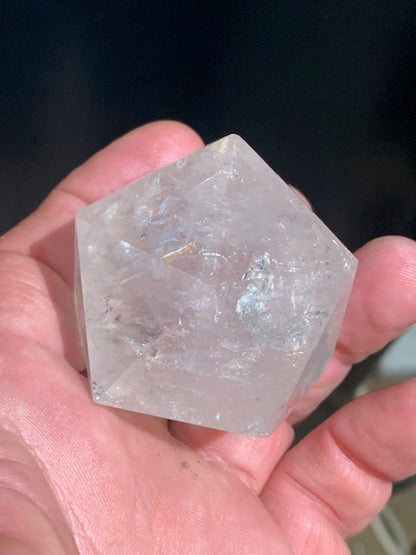 Icosaèdre en cristal de roche, un des cinq Solides de Platon - ± 55 x 45 mm/ 148,4 gr. - Qualité AA à AAA