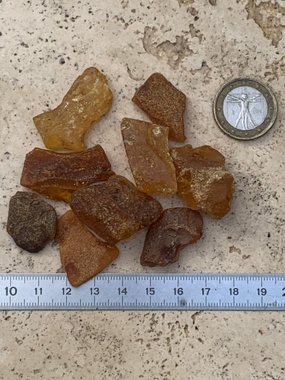 Ambre brut de Lituanie, vente en lot de 25 grammes. Taille de 40x25x15 mm en moyenne ! Parfait pour la bijouterie, collection...