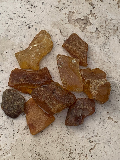 Ambre brut de Lituanie, vente en lot de 25 grammes. Taille de 40x25x15 mm en moyenne ! Parfait pour la bijouterie, collection...