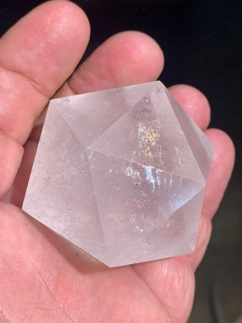 Icosaèdre en cristal de roche, un des cinq Solides de Platon - ± 55 x 45 mm/ 141,5 gr. - Qualité AA à AAA