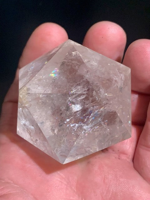 Icosaèdre en cristal de roche, un des cinq Solides de Platon - ± 55 x 46 mm/ 160,6 gr. - Qualité AA à AAA