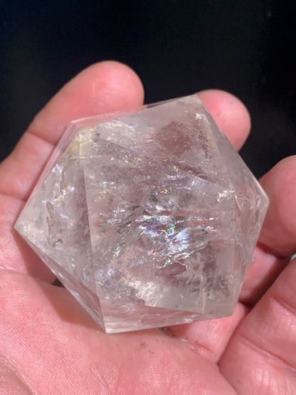 Icosaèdre en cristal de roche, un des cinq Solides de Platon - ± 55 x 46 mm/ 160,6 gr. - Qualité AA à AAA