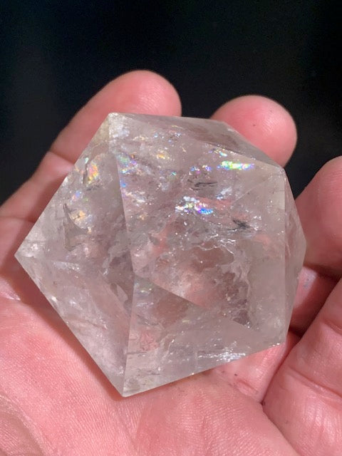 Icosaèdre en cristal de roche, un des cinq Solides de Platon - ± 55 x 46 mm/ 160,6 gr. - Qualité AA à AAA