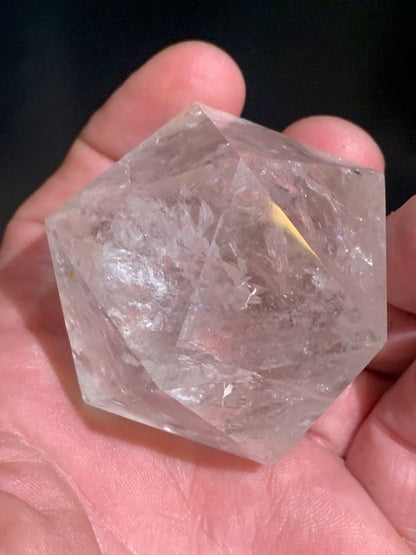 Icosaèdre en cristal de roche, un des cinq Solides de Platon - ± 55 x 46 mm/ 160,6 gr. - Qualité AA à AAA