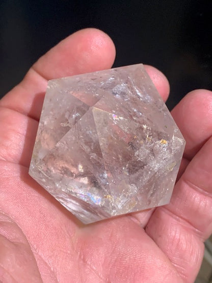 Icosaèdre en cristal de roche, un des cinq Solides de Platon - ± 55 x 46 mm/ 160,6 gr. - Qualité AA à AAA