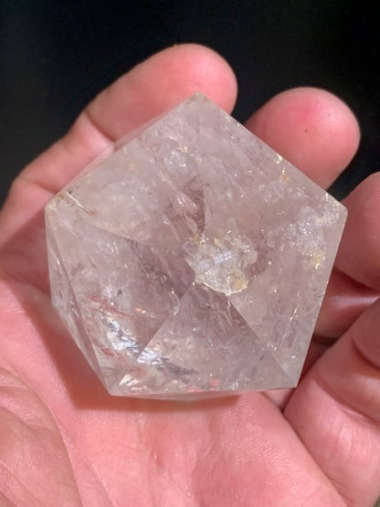 Icosaèdre en cristal de roche, un des cinq Solides de Platon - ± 55 x 46 mm/ 160,6 gr. - Qualité AA à AAA