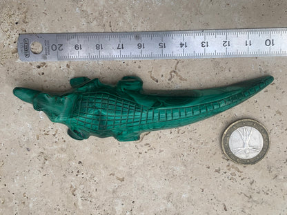 Malachite, superbe crocodile de 83,7 grammes - 122mm x 32 x 17. Parfait pour une collection, exposition, décoration ! !