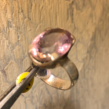 Superbe bague en Améthyste (pierre à facettes), sur monture en métal Argent 0.925 ! Superbe pierre, très belle réalisation. Réglable de 52 à 57 fr !